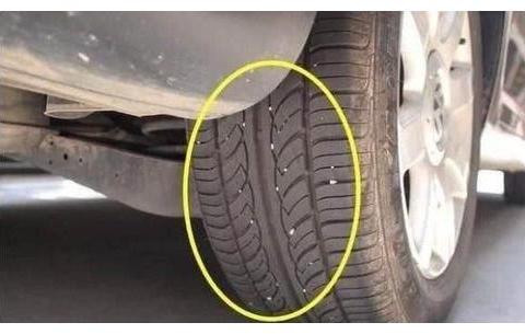 轮胎卡石子别再用钥匙抠了，老车主：使用这招，石子全跑光！