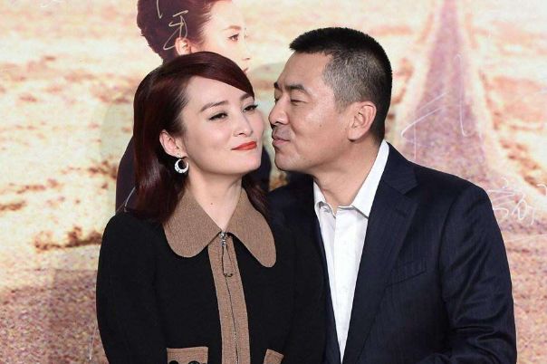 婚后,妻子为李大为生下一个女儿,一家三口幸福的生活在一起.