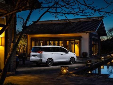 二胎家庭选什么车好？这款MPV高配才十万出头，家用堪称全能