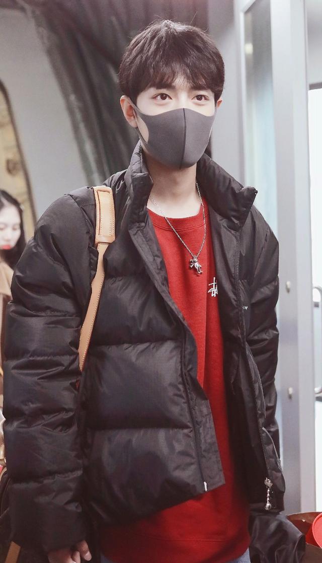"穿搭教科书"肖战,27套秋冬卫衣男神造型,套套时髦又帅气
