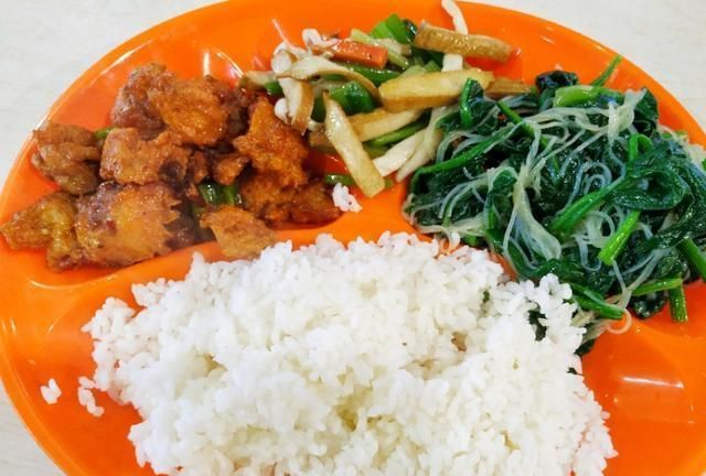 工作午餐,1荤2素米饭套餐,13块钱一份,营养搭配好