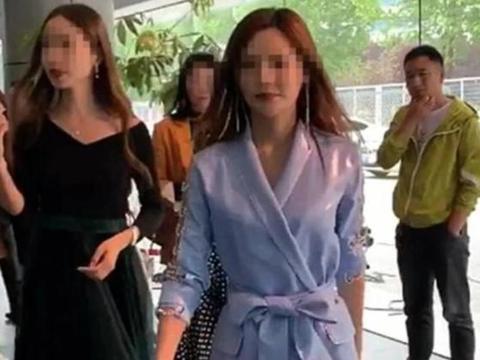 50多万的保时捷，被60名美女共同提走，4S店：微商真团结