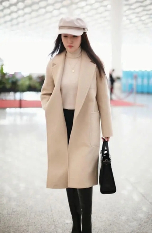 杨钰莹温暖过冬,米色大衣搭配高跟长靴,优雅保暖又时髦!