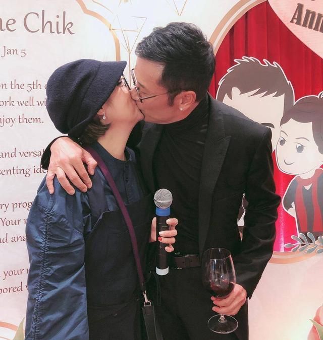 苗侨伟28岁女儿近照，身材出众皮肤黝黑，颜值继承妈妈戚美珍
