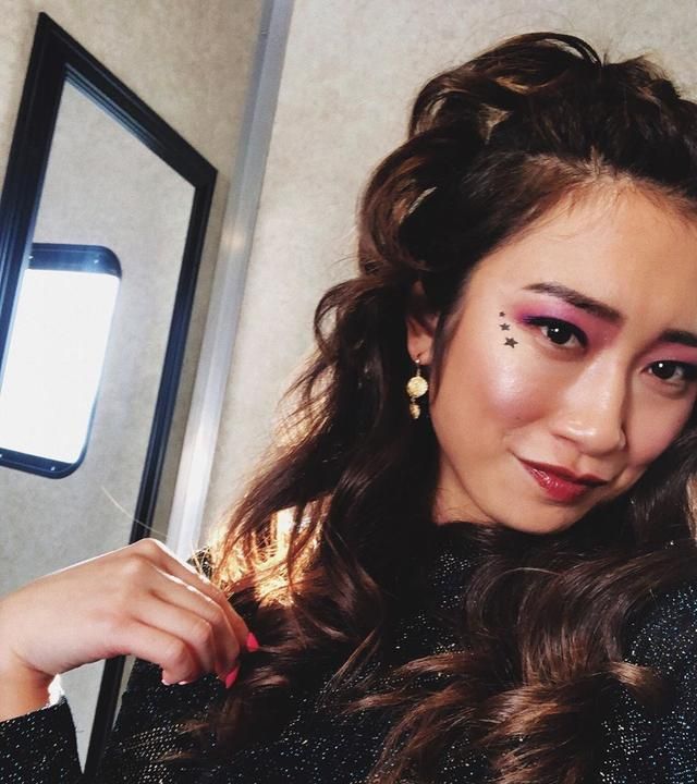 苗侨伟28岁女儿近照，身材出众皮肤黝黑，颜值继承妈妈戚美珍