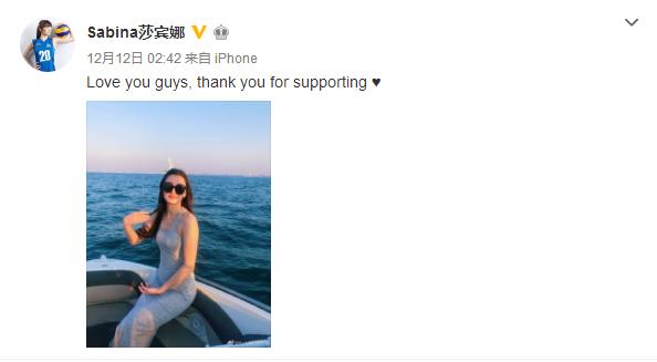 吸睛！女排第一美少女莎宾娜身穿露背裙出海，前凸后翘化身美人鱼