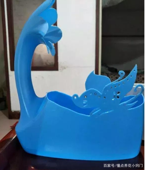 洗衣液瓶子不要丢,简单剪几下变成好看的花盆,省了不少花盆钱!