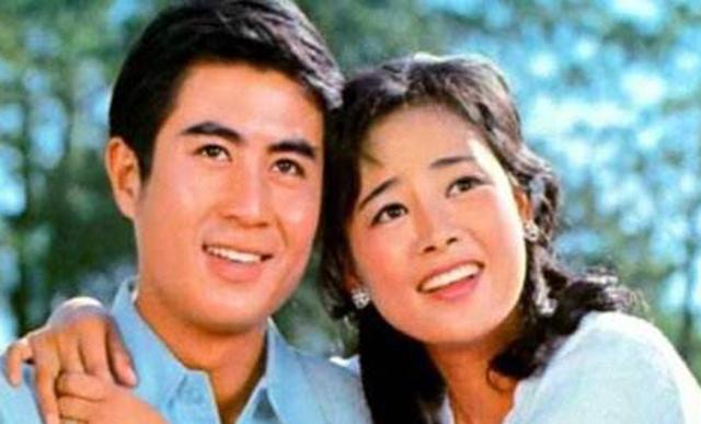 61岁张芝华近照曝光，穿着休闲显年轻，与剧中老态角色判若两人