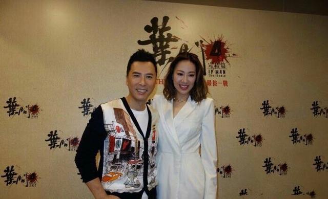 56岁甄子丹同小十八岁妻子同台，妻子个大像巨人，足足比他高半头