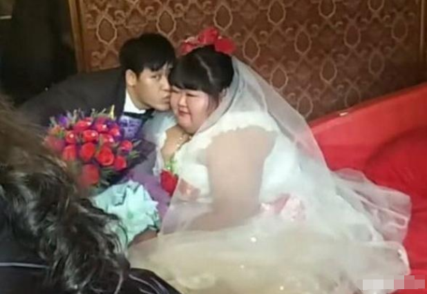 小伙娶220斤新娘,抱新娘上车时尴尬了,新娘婚礼全程黑脸!