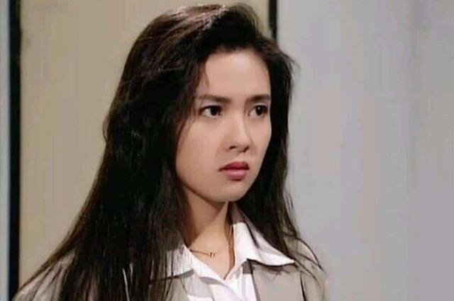 李丽珍22岁女儿近照，身材完胜妈妈，十几岁谈恋爱，已交3任男友