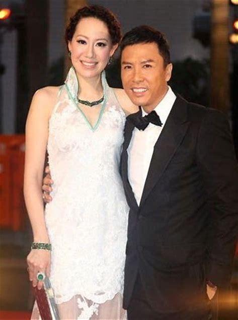 56岁甄子丹同小十八岁妻子同台，妻子个大像巨人，足足比他高半头