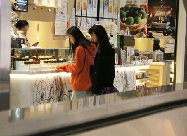 陈奕迅15岁女儿已高过妈妈徐濠萦 母女俩像姐妹般逛街购物
