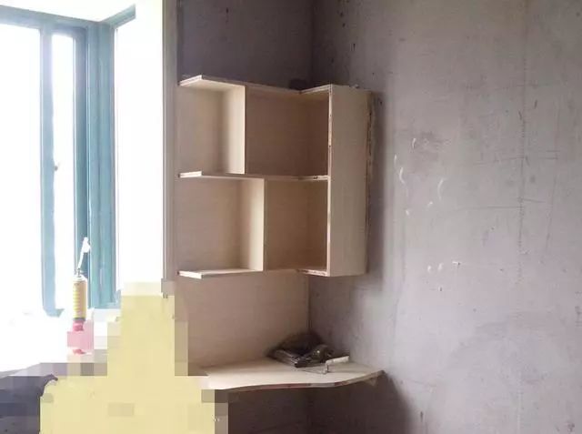 看完别家书柜后,才发现请木工师傅制作,是多么愚蠢,含泪悔恨