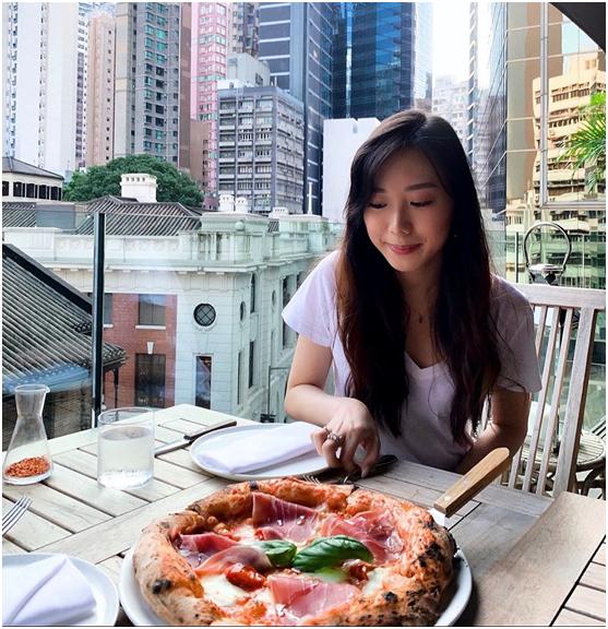 李丽珍22岁女儿近照，身材完胜妈妈，十几岁谈恋爱，已交3任男友
