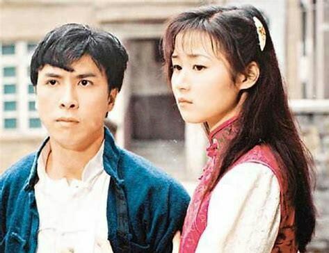 56岁甄子丹同小十八岁妻子同台，妻子个大像巨人，足足比他高半头