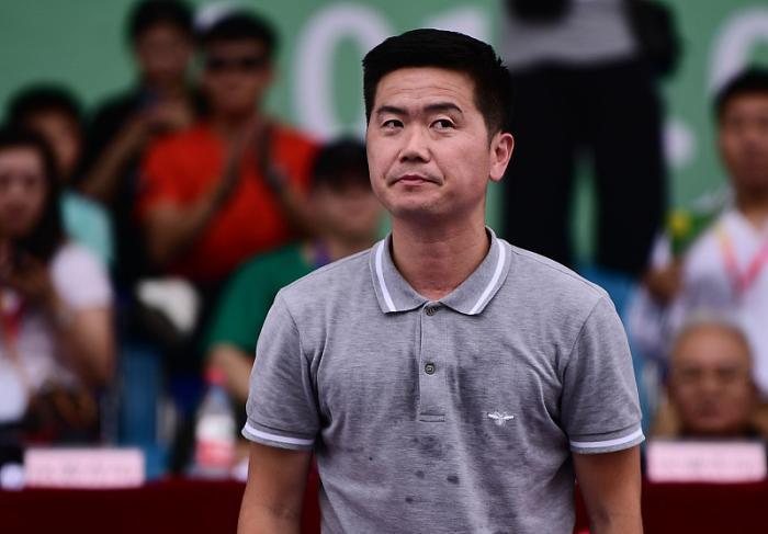 他曾被恒大认为该终身停赛，被穆里奇拽过头发，如今却成中超老总