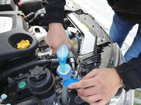 汽车玻璃水没了，能用自来水代替吗？想换车的就这样做