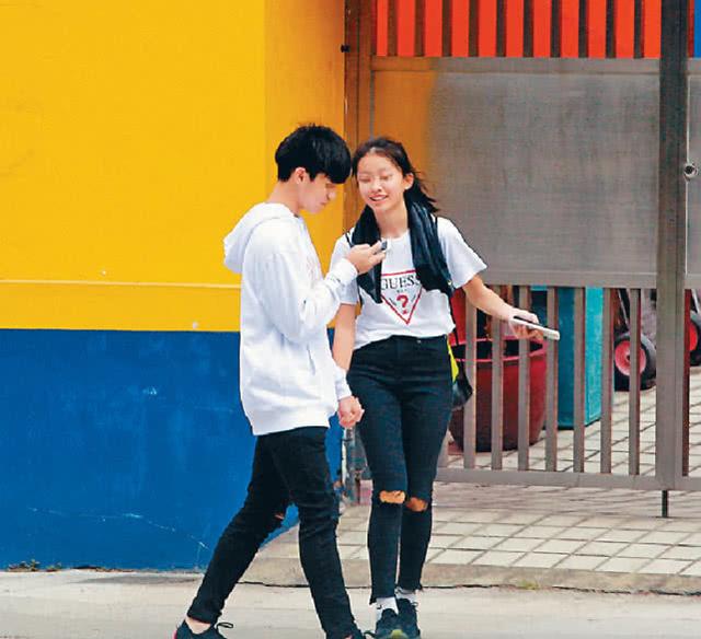 陈奕迅15岁女儿已高过妈妈徐濠萦 母女俩像姐妹般逛街购物