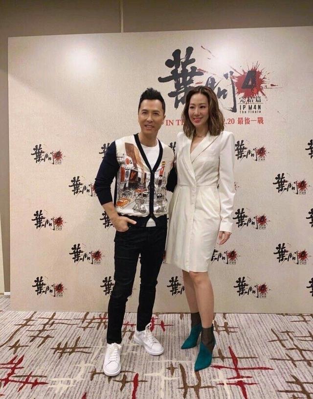 56岁甄子丹同小十八岁妻子同台，妻子个大像巨人，足足比他高半头