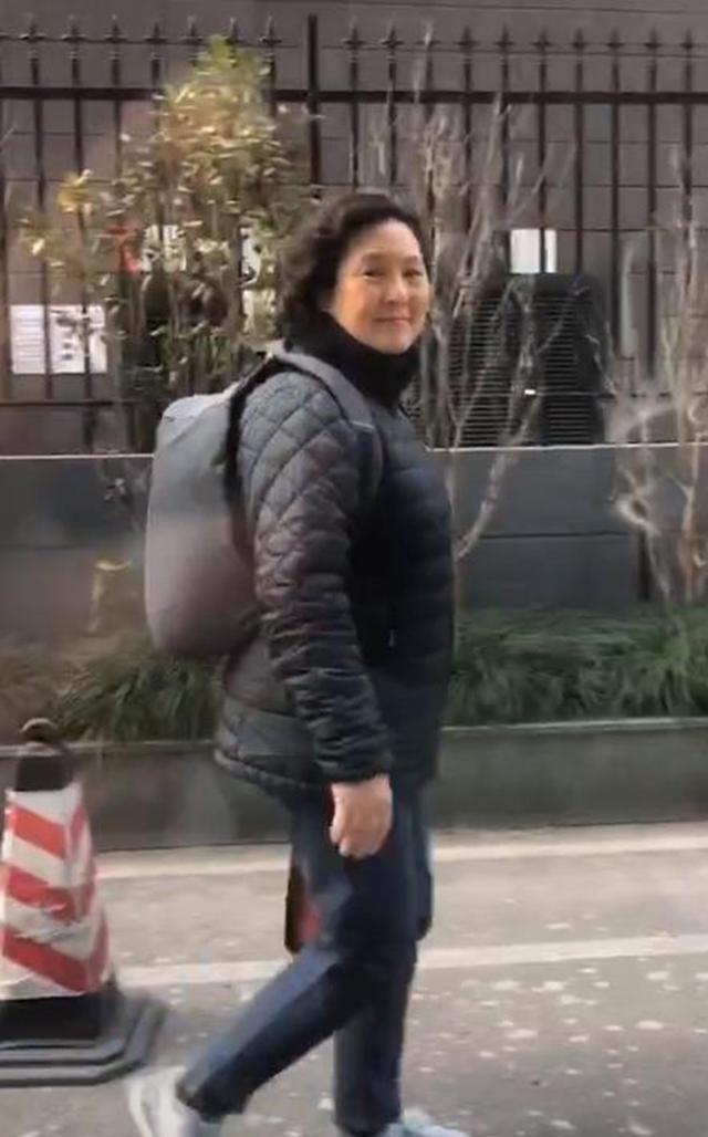 61岁张芝华近照曝光，穿着休闲显年轻，与剧中老态角色判若两人
