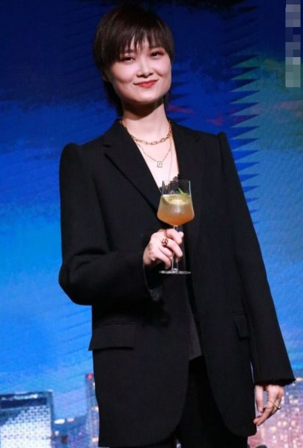 被李宇春新造型雷到了！穿黑色西装＋蕾丝内搭，秒变乡镇女企业家