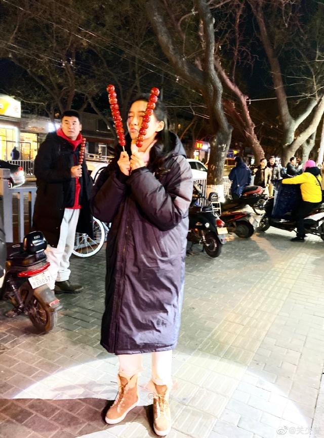关晓彤爸爸发女儿生活照，陪女儿逛街吃喝，称陪闺女是最大的快乐