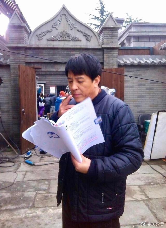 关晓彤爸爸发女儿生活照，陪女儿逛街吃喝，称陪闺女是最大的快乐