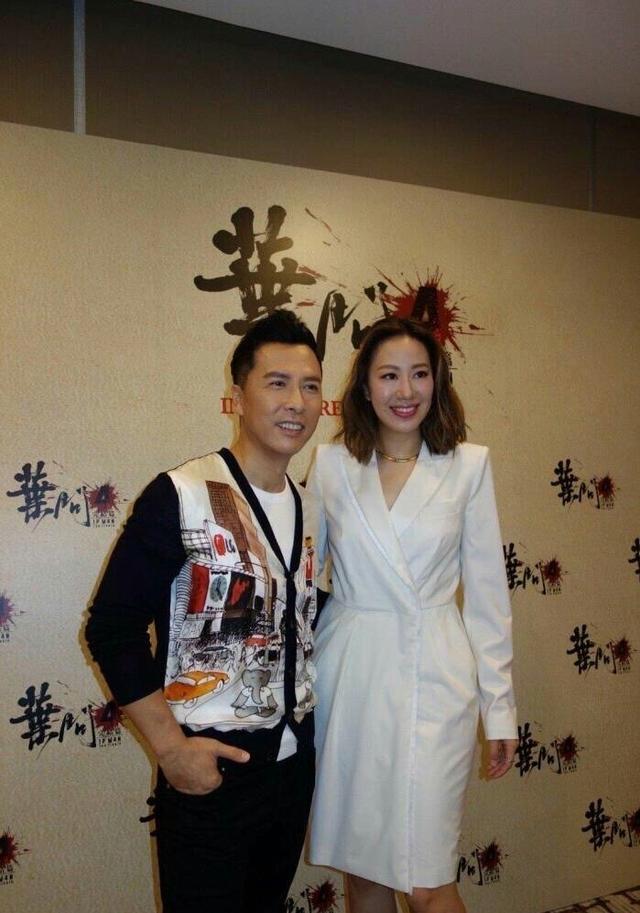 56岁甄子丹同小十八岁妻子同台，妻子个大像巨人，足足比他高半头