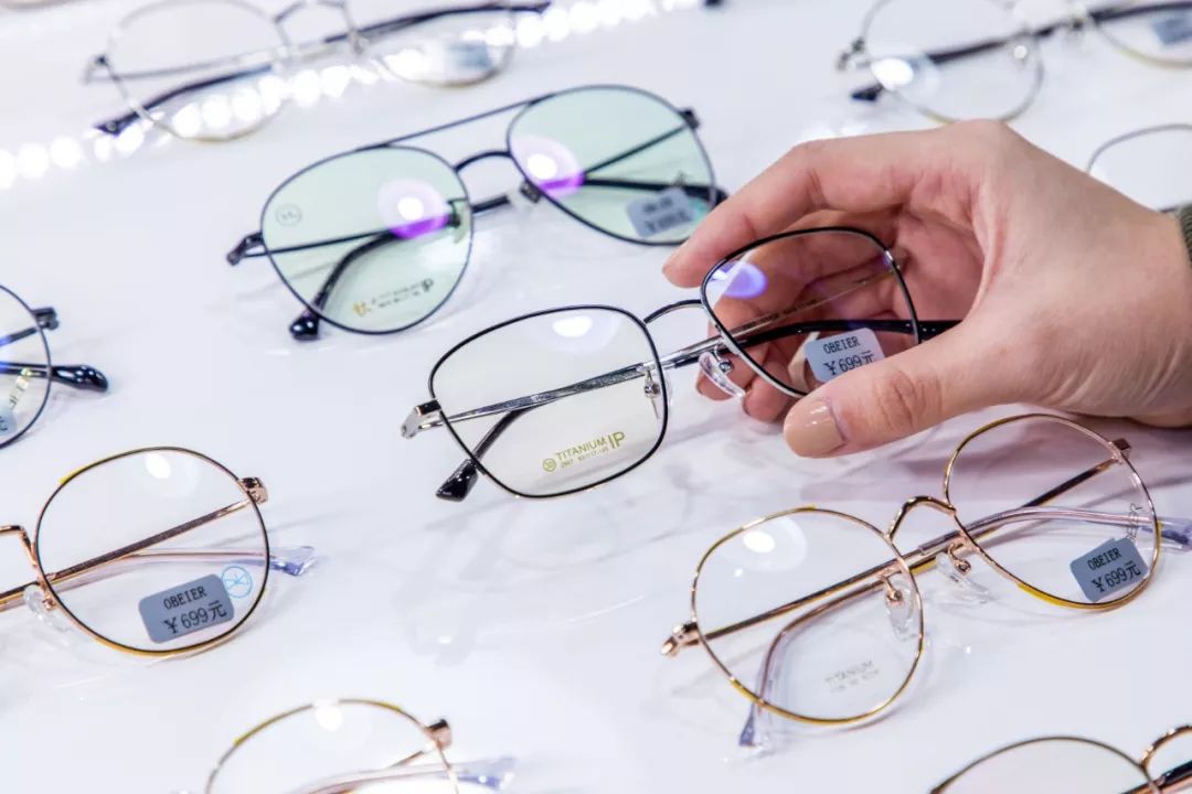 活动期间配眼镜 可享限量配镜套餐低至110元 还有品牌镜片5折起 简直