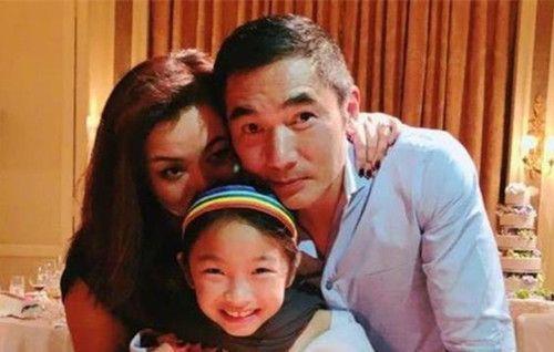 长相其貌不扬的港姐冠军，结婚十年无绯闻，如今生活幸福美满