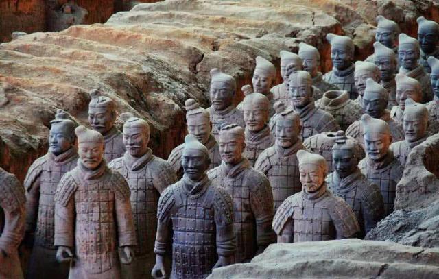 男生去超市买烟 然后还买了水果味的软糖和棒棒糖 别人看见会...