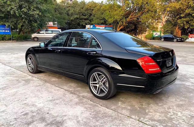 实拍这辆奔驰S550仅售8万,外观大气沉稳,大佬们最爱的一款