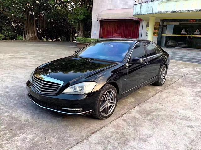 实拍这辆奔驰S550仅售8万,外观大气沉稳,大佬们最爱的一款