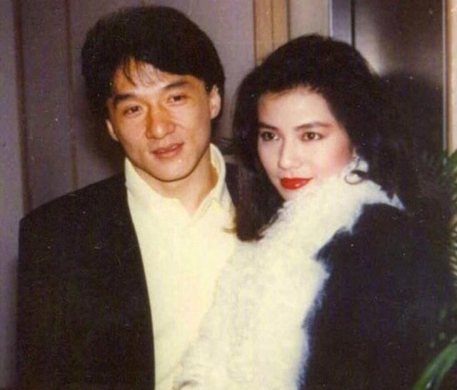 59岁钟楚红罕见晒照，与考拉合影表情同步，还被对方“占便宜”