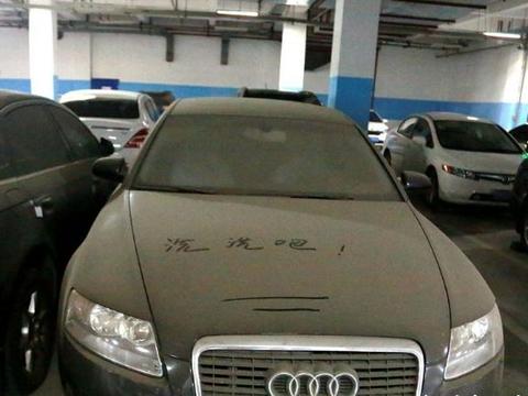 如何清理发动机上的灰尘？修车师傅：别急着用毛巾擦，会伤车