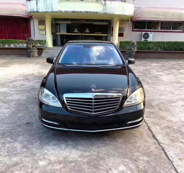 实拍这辆奔驰S550仅售8万,外观大气沉稳,大佬们最爱的一款