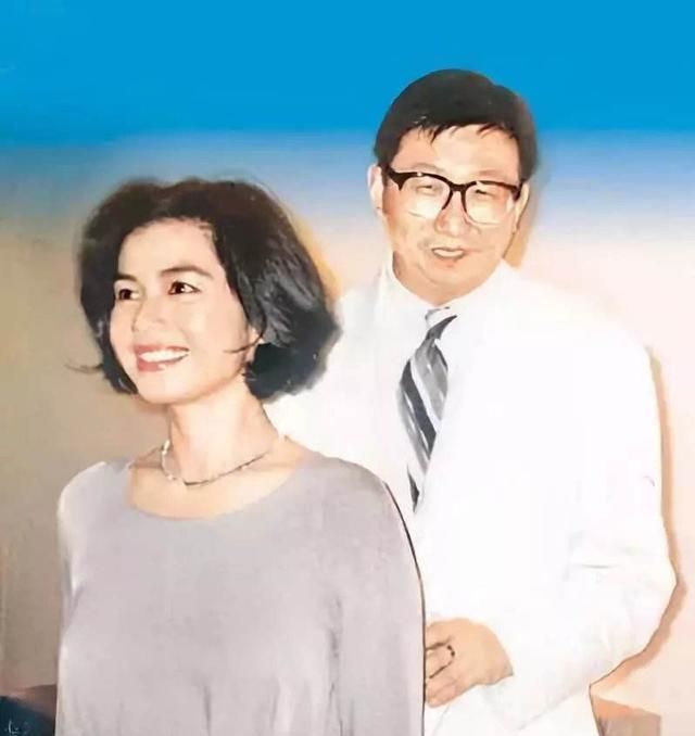 59岁钟楚红罕见晒照，与考拉合影表情同步，还被对方“占便宜”