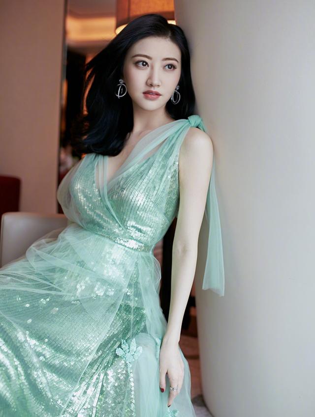 景甜身材那么好,为何拍照很少露后背,看清路人抓拍照秒懂