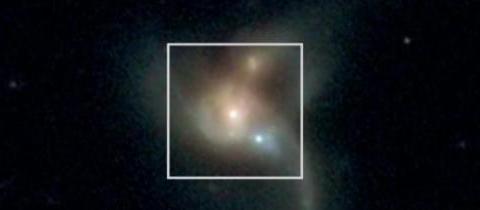 太阳质量9000万倍！3亿光年外，三个超大质量黑洞正合并