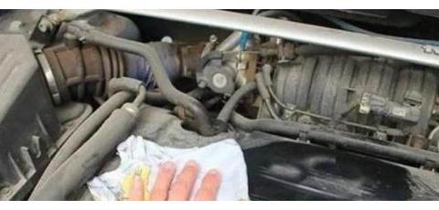 如何清理发动机上的灰尘？修车师傅：先别用毛巾擦，教你一招