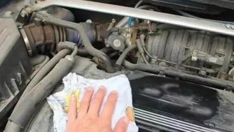 如何清理发动机上的灰尘？修车师傅：别急着用毛巾擦，会伤车