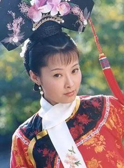 46岁袁立躲洗手间大哭？没作品的日子里，曝幕后黑料，内涵李冰冰