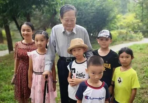 97岁杨振宁和小54岁妻子出行，驼背严重走路吃力，43岁妻嫩如少女