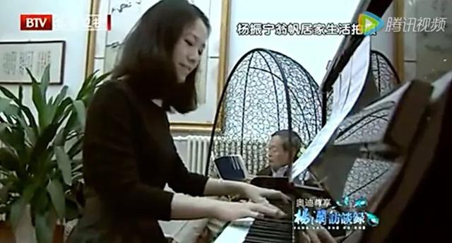 97岁杨振宁和小54岁妻子出行，驼背严重走路吃力，43岁妻嫩如少女