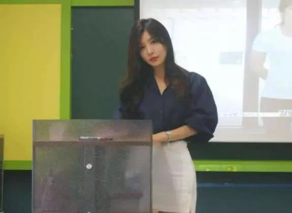 "最美女老师"走红,学生上课不缺席,家长:担心影响孩子