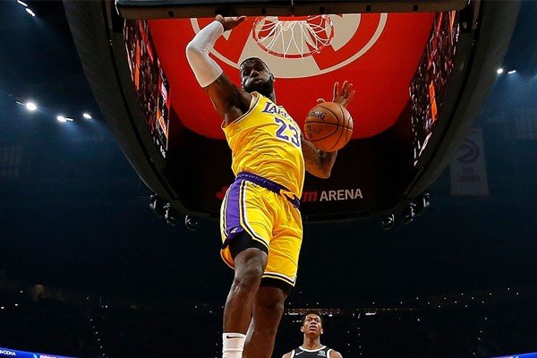 湖人客场十四连胜，NBA历史第三