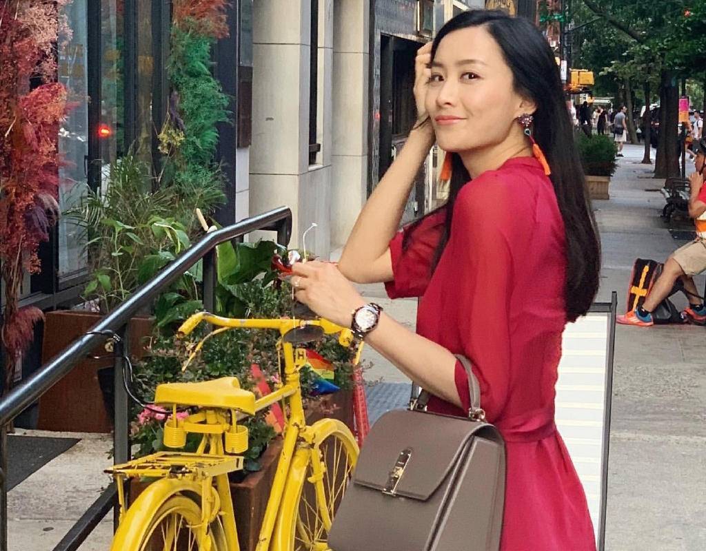 陈法拉“小心思”满满，高调秀恩爱，老公司马诺因太帅被藏起？