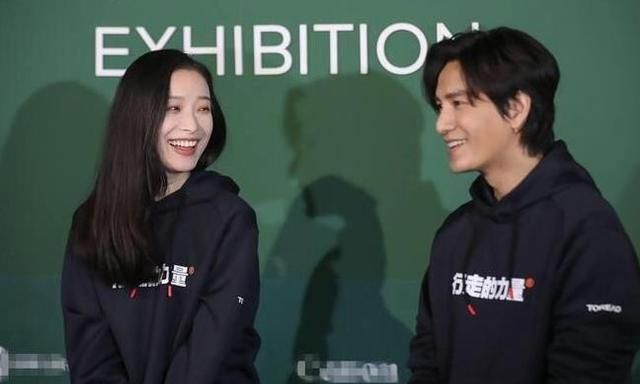 陈坤倪妮合体现身发布会俩人穿同款卫衣现场互动特别甜