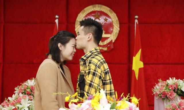 国羽再添夫妻档！李雪芮老公亲额头太甜